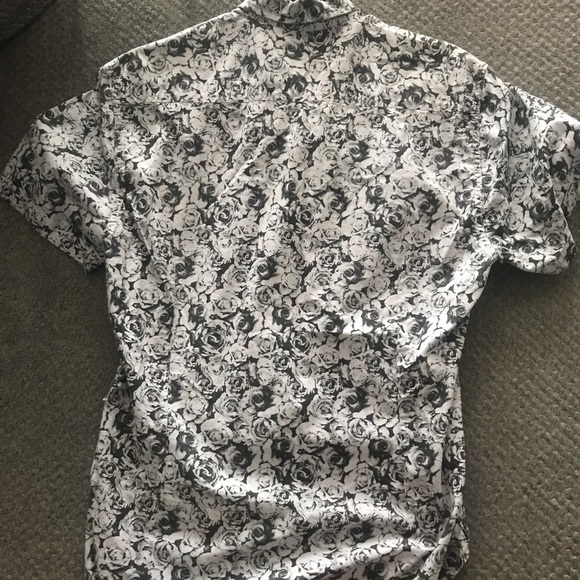 SS button up shirt WITH A GREY/ BLACK ROSE DESIGN - Picture 2 of 2